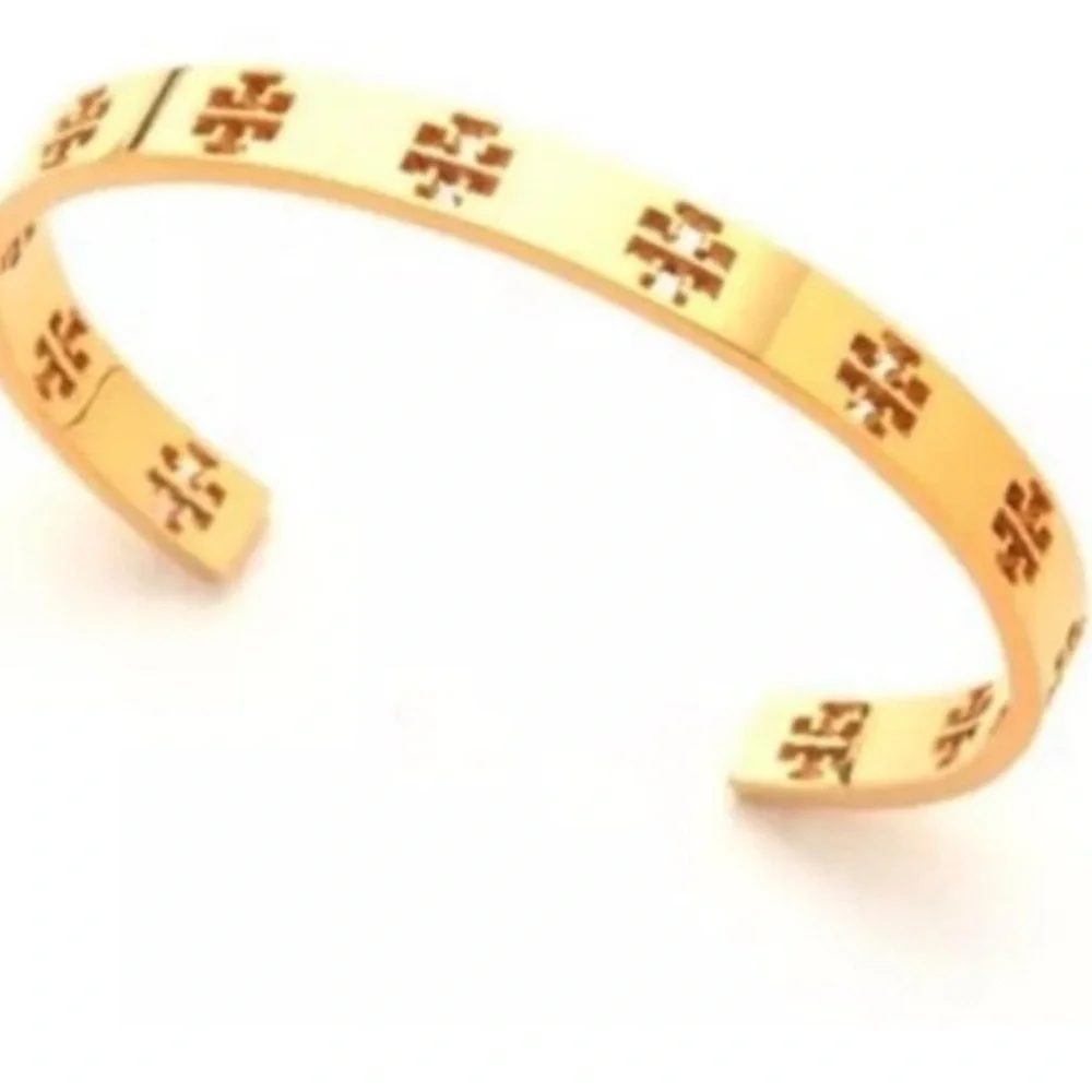 Designers Brands For Customers That Love To Wear Casual and Elegant Accessories;